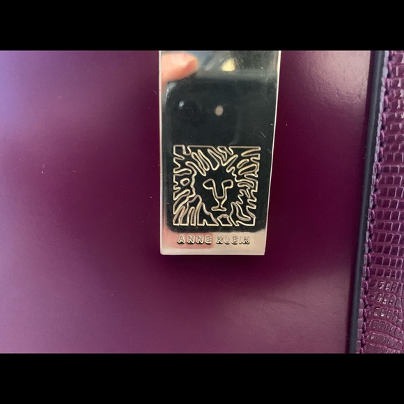 Women purse barely used. No scratches, clean and looks like new. - Picture 2 of 3